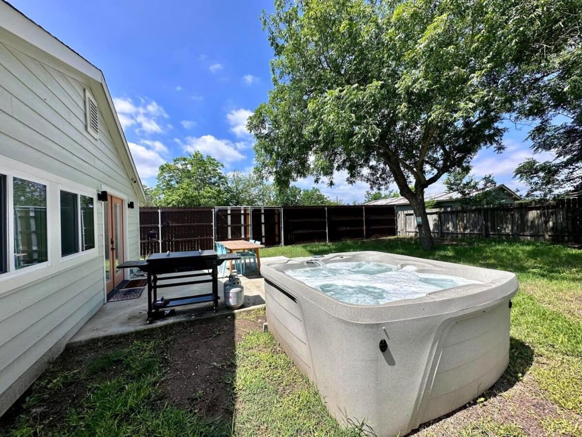 2 Kings Hot Tub Modern Cottage Hill Country Blanco Buitenkant foto